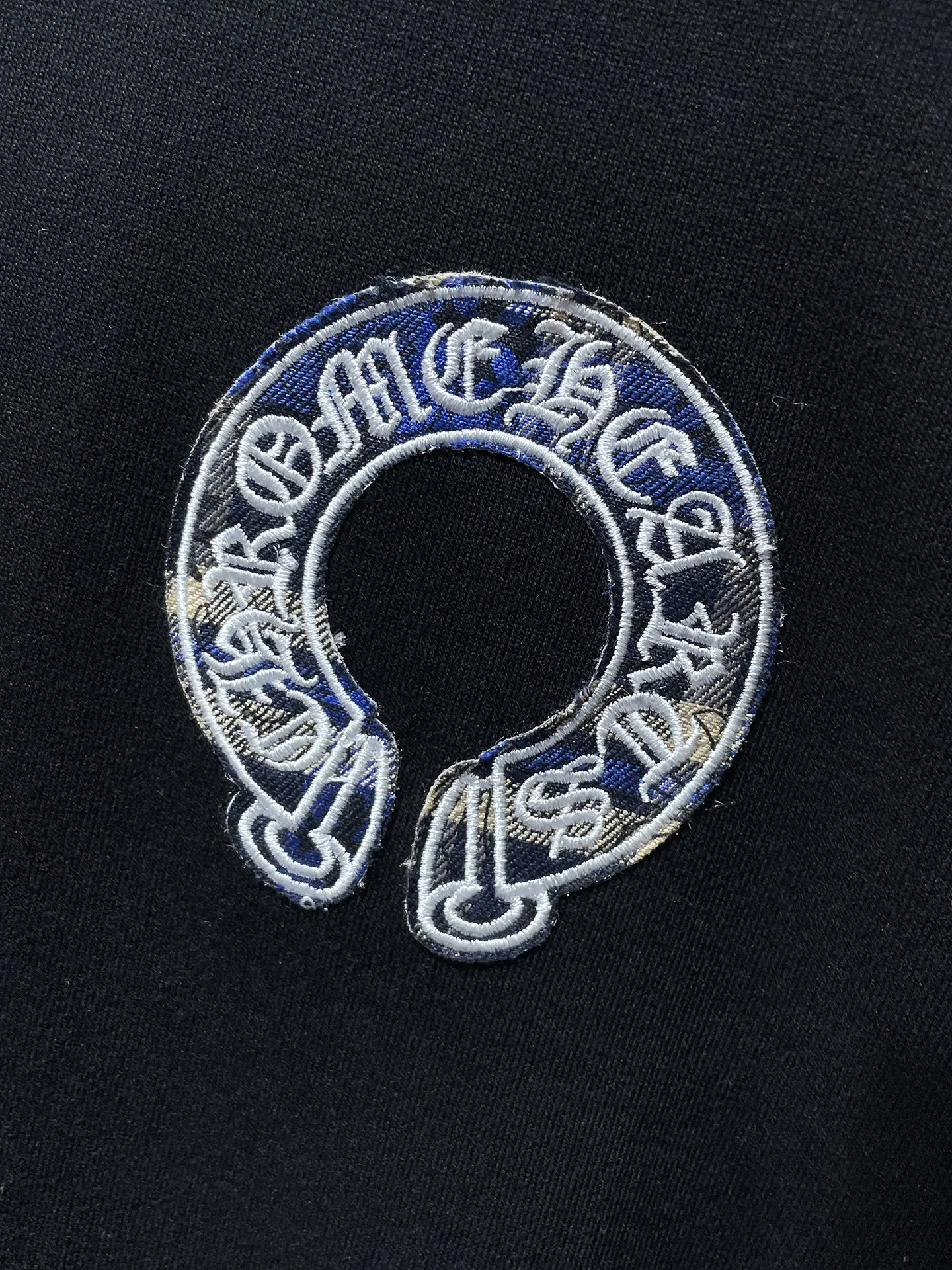 P260 Chrome Hearts Autumn and Winter 2025 Counter Synchronization Crow Horseshoe Contrast Color Patch Hooded Sweatshirt Heavy Industry Pure Handmade Cutting Patch Embroidery Technology Improved Customized Version 1:1 High Weight High Quality Fabric Recommended Color: White Black Size: S, M, L, XL